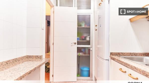 Se alquila habitación en piso de 3 dormitorios en Sevilla, Sevilla