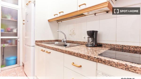 Se alquila habitación en piso de 3 dormitorios en Sevilla, Sevilla