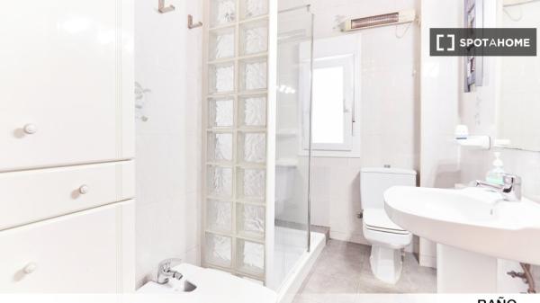 Se alquila habitación en piso de 3 dormitorios en Sevilla, Sevilla