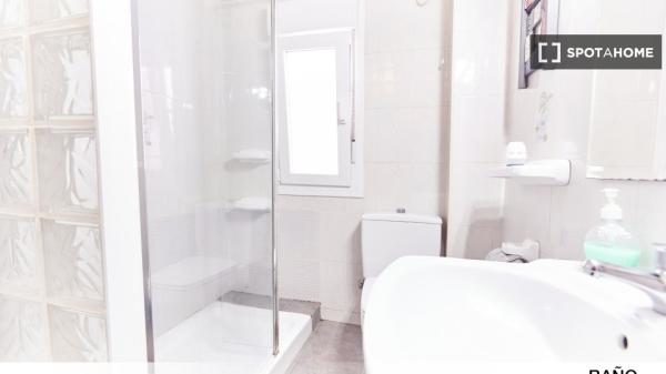 Se alquila habitación en piso de 3 dormitorios en Sevilla, Sevilla