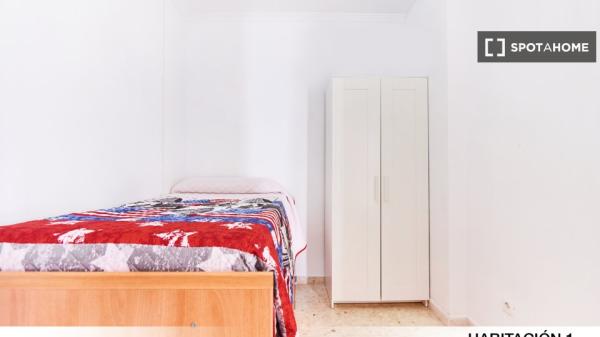 Chambre à louer dans un appartement de 5 chambres à Séville, Séville