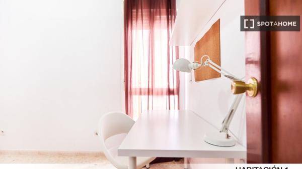 Chambre à louer dans un appartement de 5 chambres à Séville, Séville