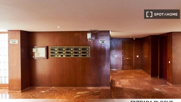 Chambre à louer dans un appartement de 5 chambres à Séville, Séville