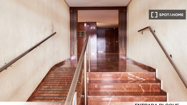 Chambre à louer dans un appartement de 5 chambres à Séville, Séville