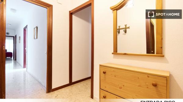 Chambre à louer dans un appartement de 5 chambres à Séville, Séville