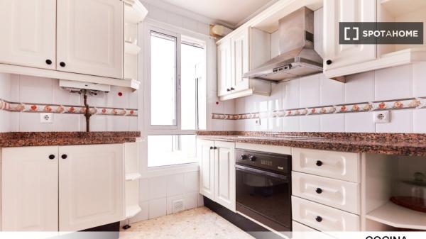 Chambre à louer dans un appartement de 5 chambres à Séville, Séville