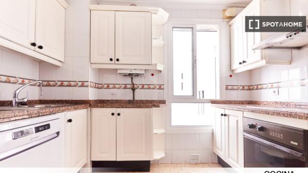 Chambre à louer dans un appartement de 5 chambres à Séville, Séville