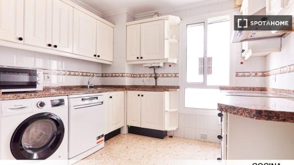 Chambre à louer dans un appartement de 5 chambres à Séville, Séville