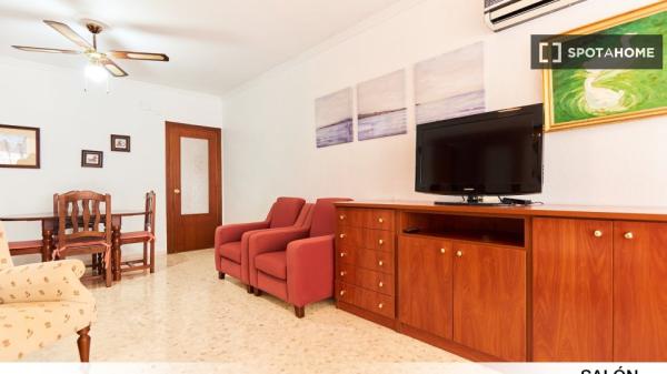 Chambre à louer dans un appartement de 5 chambres à Séville, Séville