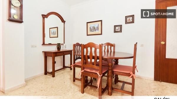 Chambre à louer dans un appartement de 5 chambres à Séville, Séville