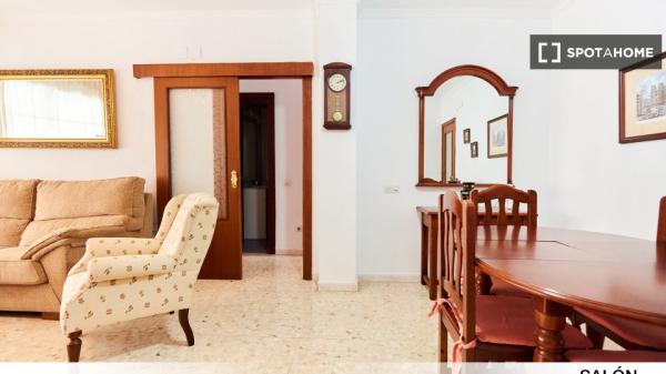 Chambre à louer dans un appartement de 5 chambres à Séville, Séville