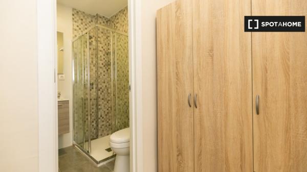 Pokój do wynajęcia w mieszkaniu z 3 sypialniami w Granadzie