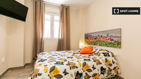 Pokój do wynajęcia w mieszkaniu z 3 sypialniami w Granadzie