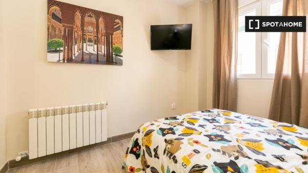 Pokój do wynajęcia w mieszkaniu z 3 sypialniami w Granadzie