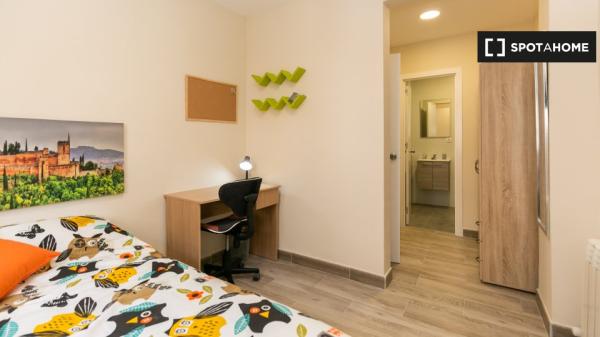 Pokój do wynajęcia w mieszkaniu z 3 sypialniami w Granadzie