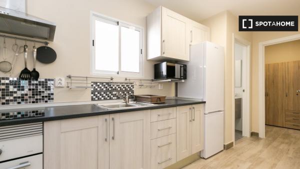 Pokój do wynajęcia w mieszkaniu z 3 sypialniami w Granadzie