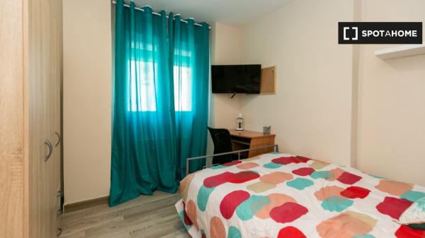 Pokój do wynajęcia w mieszkaniu z 3 sypialniami w Granadzie