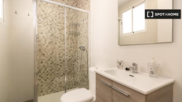 Pokój do wynajęcia w mieszkaniu z 3 sypialniami w Granadzie