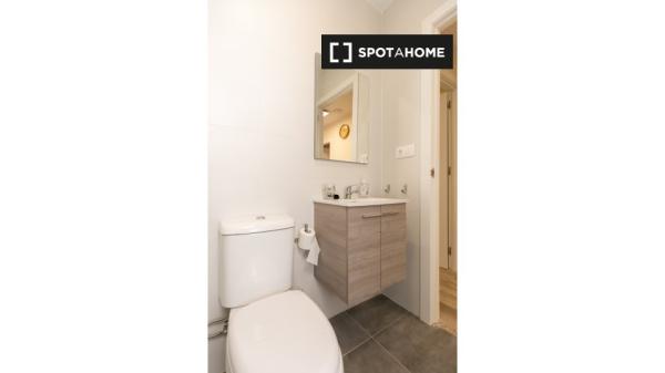 Pokój do wynajęcia w mieszkaniu z 3 sypialniami w Granadzie