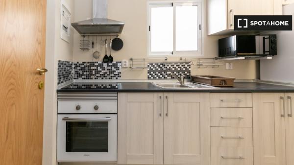 Pokój do wynajęcia w mieszkaniu z 3 sypialniami w Granadzie