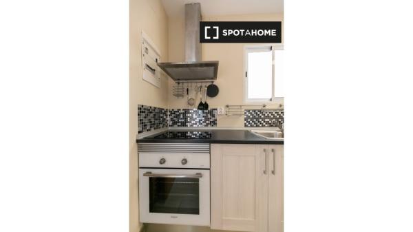 Pokój do wynajęcia w mieszkaniu z 3 sypialniami w Granadzie