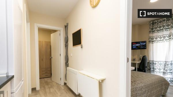 Pokój do wynajęcia w mieszkaniu z 3 sypialniami w Granadzie