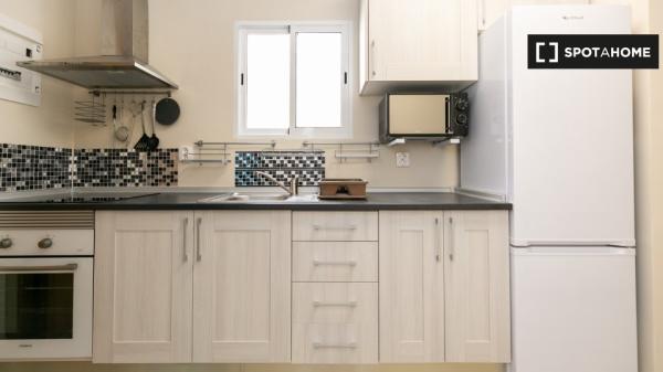 Pokój do wynajęcia w mieszkaniu z 3 sypialniami w Granadzie