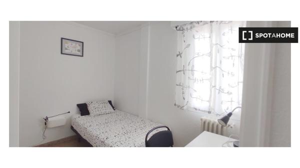 Zimmer zu vermieten in 6-Zimmer-Wohnung in Saragossa