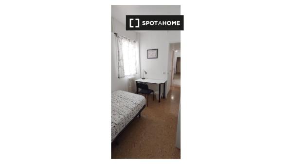 Zimmer zu vermieten in 6-Zimmer-Wohnung in Saragossa