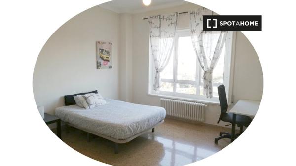 Zimmer zu vermieten in 6-Zimmer-Wohnung in Saragossa