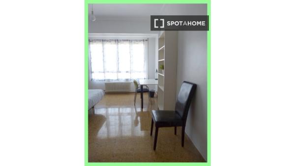 Zimmer zu vermieten in 6-Zimmer-Wohnung in Saragossa