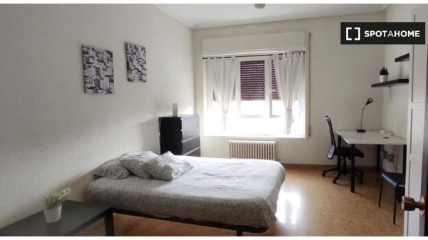 Zimmer zu vermieten in 6-Zimmer-Wohnung in Saragossa