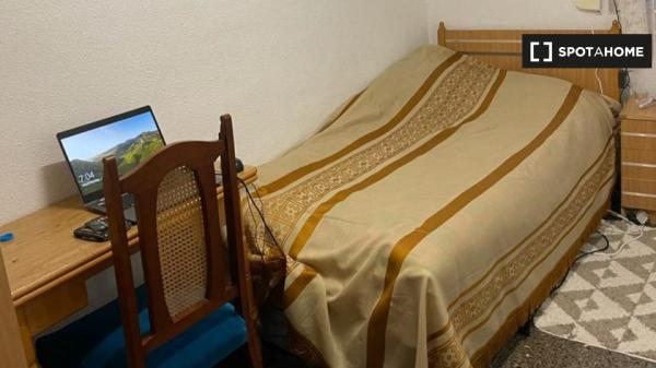 Se alquila habitación en piso de 3 dormitorios en Alicante, Alicante