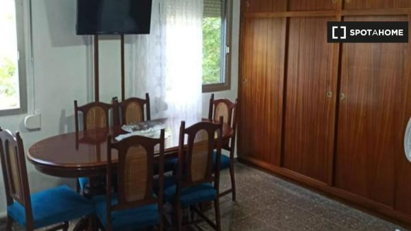 Se alquila habitación en piso de 3 dormitorios en Alicante, Alicante