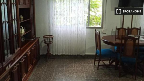 Se alquila habitación en piso de 3 dormitorios en Alicante, Alicante