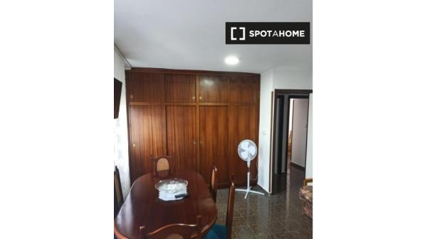 Se alquila habitación en piso de 3 dormitorios en Alicante, Alicante