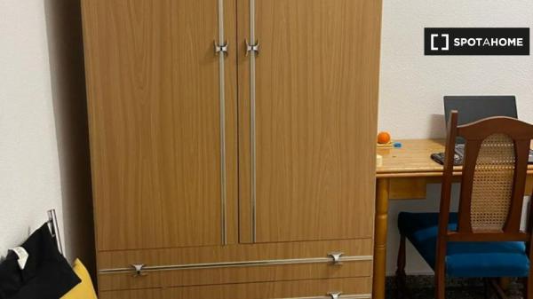 Se alquila habitación en piso de 3 dormitorios en Alicante, Alicante