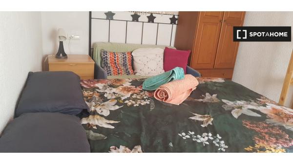 Se alquila habitación en piso de 3 habitaciones en Córdoba