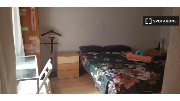 Se alquila habitación en piso de 3 habitaciones en Córdoba