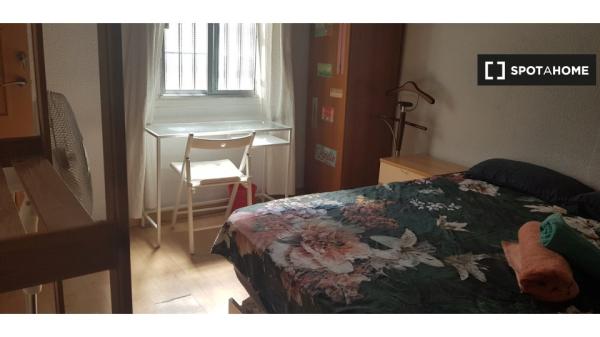 Se alquila habitación en piso de 3 habitaciones en Córdoba