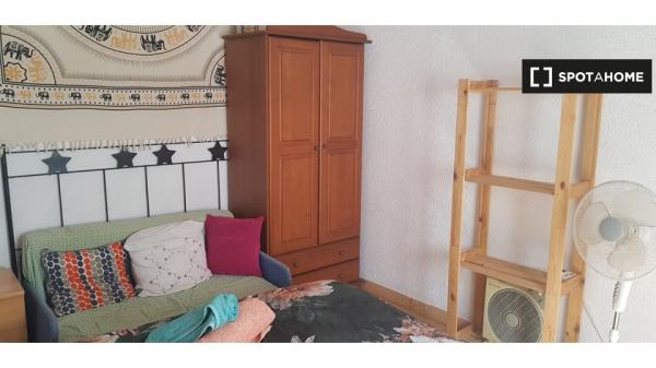 Se alquila habitación en piso de 3 habitaciones en Córdoba