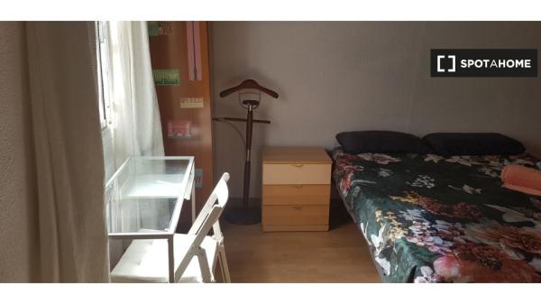 Se alquila habitación en piso de 3 habitaciones en Córdoba