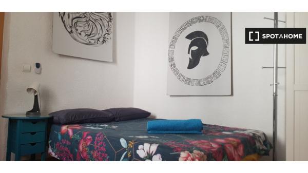 Se alquila habitación en piso de 3 habitaciones en Córdoba