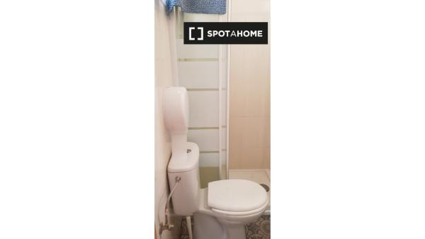 Se alquila habitación en piso de 3 habitaciones en Córdoba