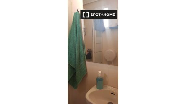 Se alquila habitación en piso de 3 habitaciones en Córdoba