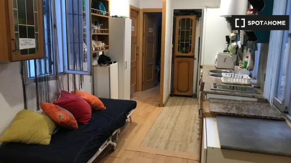 Se alquila habitación en piso de 3 habitaciones en Córdoba