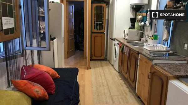 Se alquila habitación en piso de 3 habitaciones en Córdoba