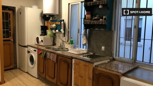 Se alquila habitación en piso de 3 habitaciones en Córdoba