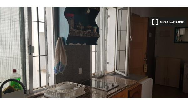 Se alquila habitación en piso de 3 habitaciones en Córdoba