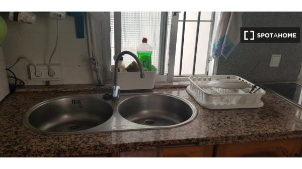 Se alquila habitación en piso de 3 habitaciones en Córdoba